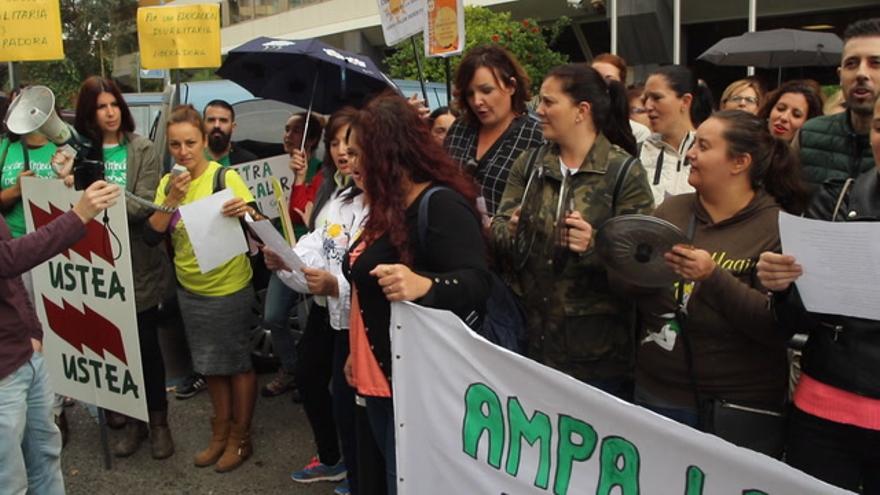 Los ampas de Córdoba se concentran ante la Delegación de Educación