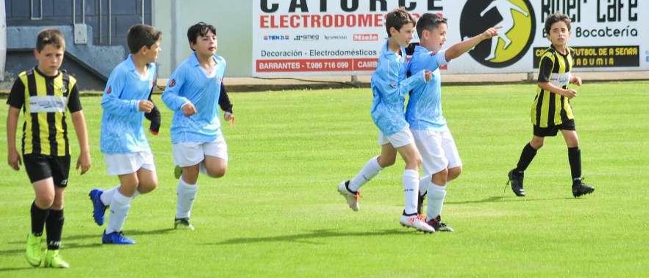 Uno de los encuentros disputados ayer en el campo de A Senra. // Iñaki Abella