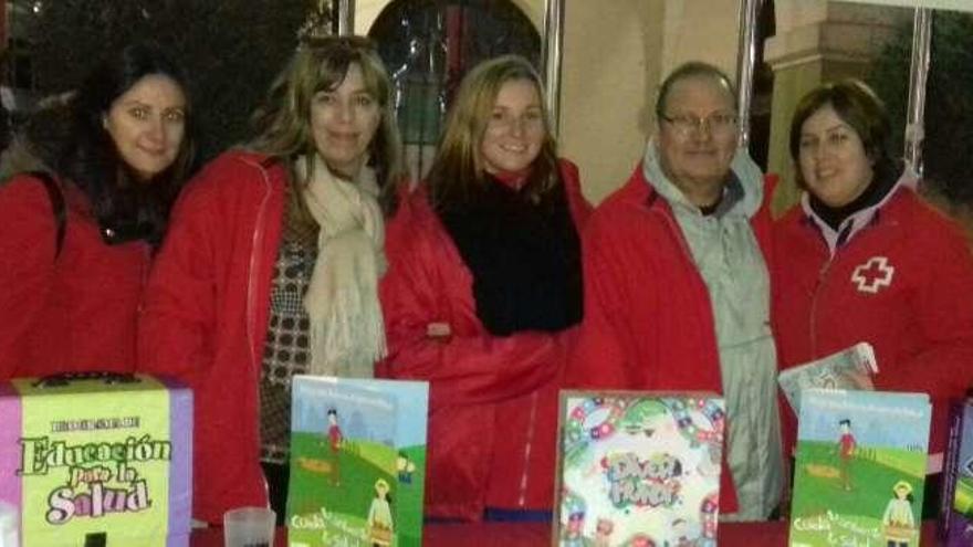 Voluntarios de Cruz Roja durante la actividad en Sama.