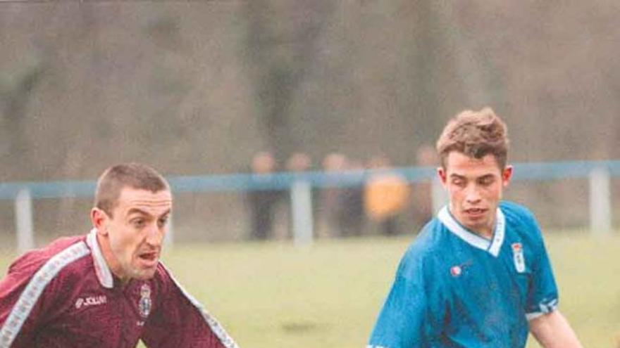 Iván Casquero, a la derecha, durante un partido con el Oviedo B en el año 2000