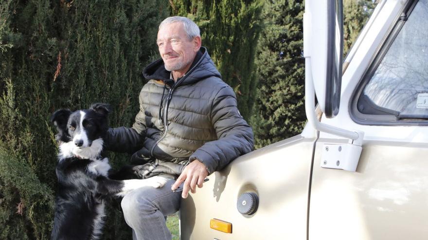 Hund Oskar ist die einzige Begleitung von Juan. Früher schlief er im Auto, mittlerweile konnte er sich ein Wohnmobil leisten.  | FOTO: BENDGENS