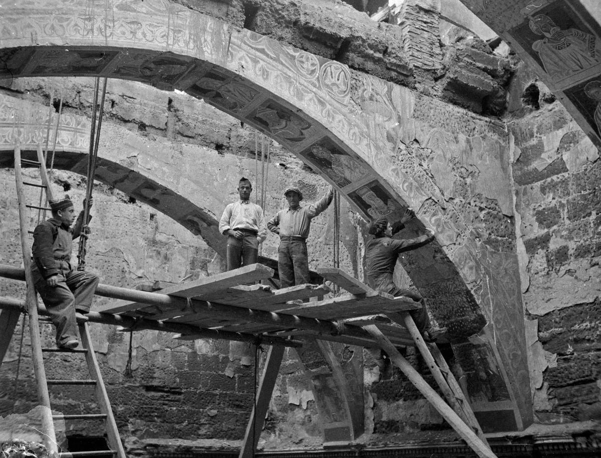 Trabajos en la sala capitular de Sijena tras el incendio de 1936