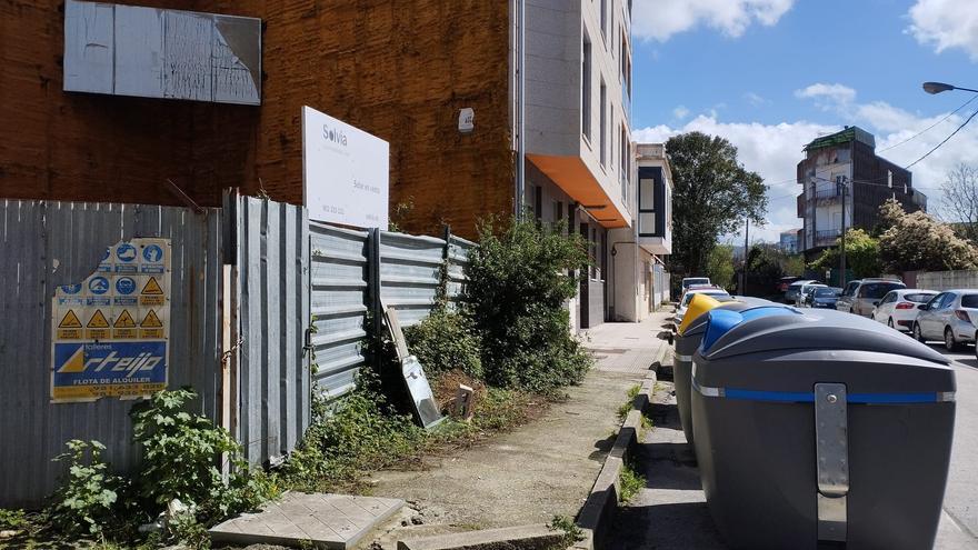 Quejas en Os Duráns: hay enseres sin recoger y solo dos papeleras en el barrio