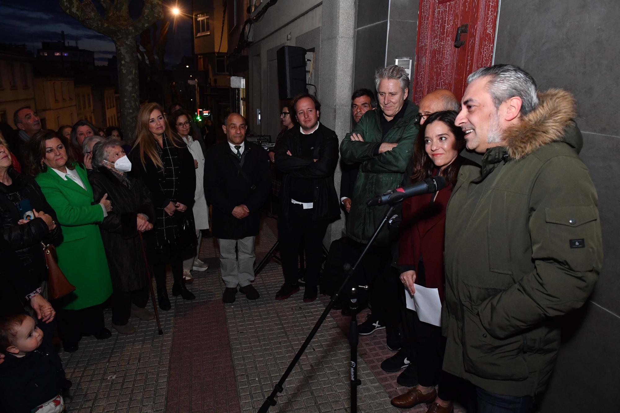 Placa a Xaime Cabanas en la casa de A Coruña donde nació y vivió