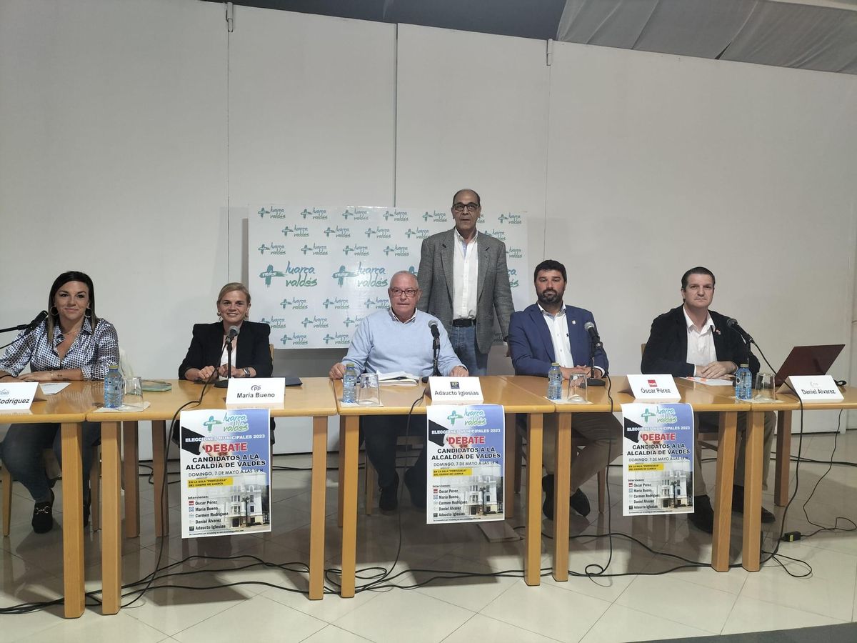 Por la izquierda, Carmen Rodríguez, María Bueno, Adaucto Iglesias, el moderador Marino Guardado (de pie), Óscar Pérez y Daniel Álvarez.