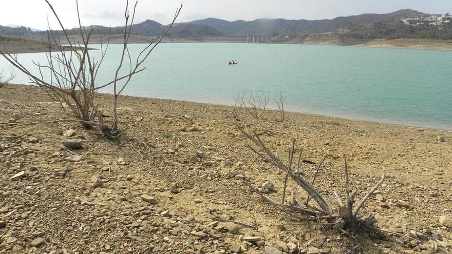 Aspecto actual del embalse de la Viñuela, el de mayor capacidad de toda la provincia, enclavado en el corazón de la Axarquía.