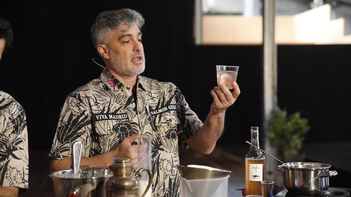 Diego Cabrera, 'bartender' y fundador de Salmon Guru, el bar de la capital que es el número 23 del mundo, durante la presentación del cóctel Madrid 91.