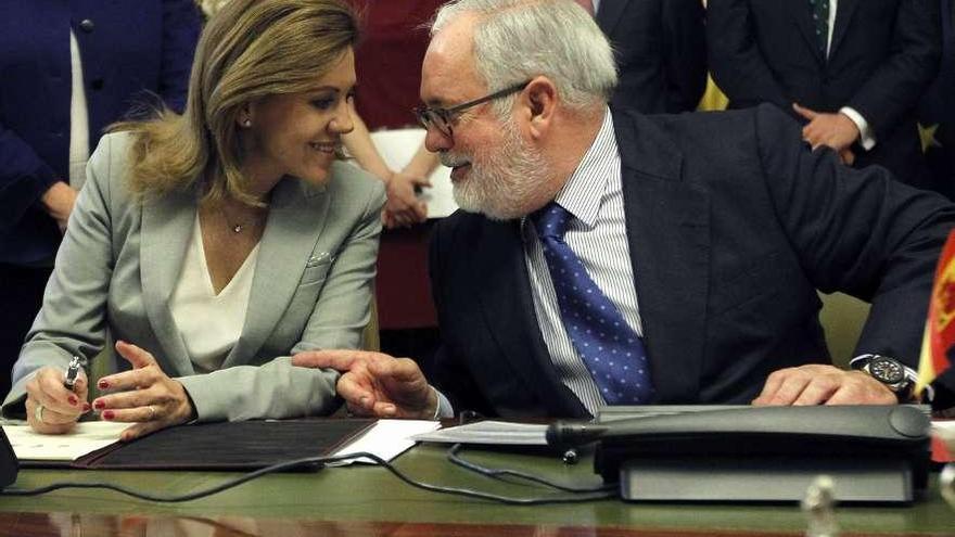 Dolores de Cospedal y Miguel Arias Cañete, ministro y candidato al Parlamento europeo por el PP.  // Efe