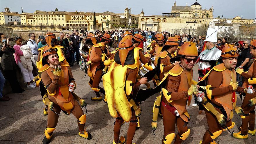 Las calles de Córdoba se llenan de papelillos el domingo de Carnaval