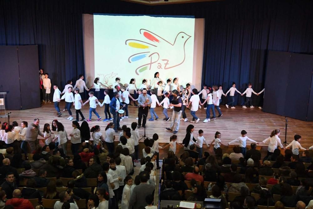 Canciones y danzas de los cinco continentes para conmemorar el Día Escolar de la No Violencia.