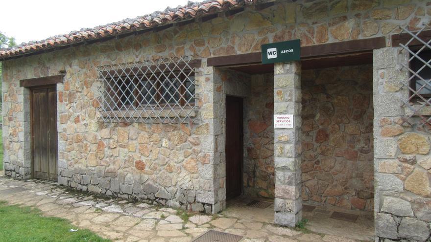 Quejas de usuarios por el cierre de aseos y baños en el área de servicio de Buferrera, en los Lagos de Covadonga