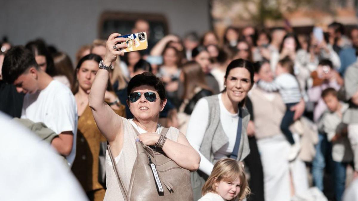 Turistas y malagueños esperando una procesión esta Semana Santa.