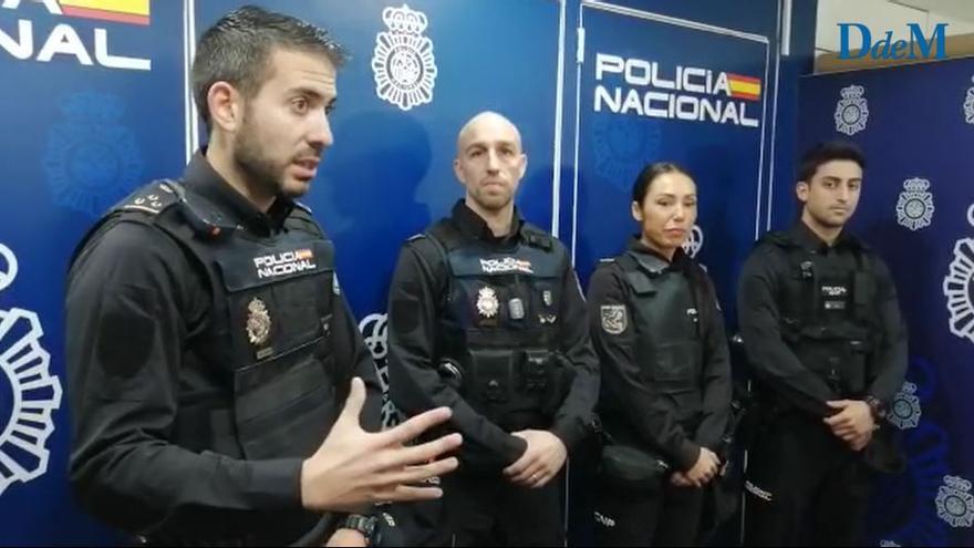 La Policía salva la vida a dos mujeres atrapadas en un incendio en Palma: "Tenían la piel negra y bastantes quemaduras en el cuerpo"