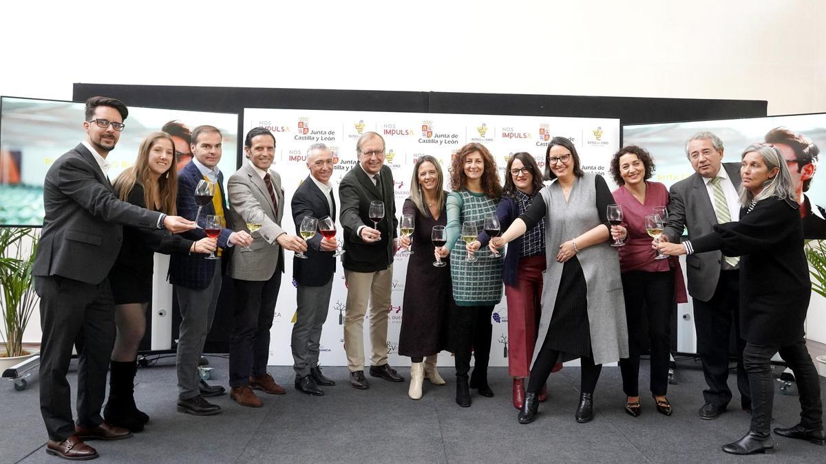 El director general de Turismo de la Junta, Ángel González Pieras, junto al presidente de la Asociación de Rutas del Vino de Castilla y León, Miguel Ángel Gabuyo, entre otros representantes, en la presentación del nuevo proyecto de la Asociación Rutas del Vino de Castilla y León.