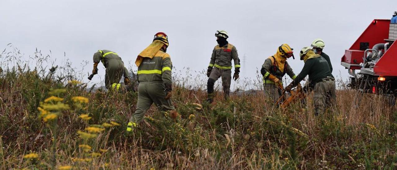 Imagen de archivo de brigadistas trabajando en la extinción de un incendio