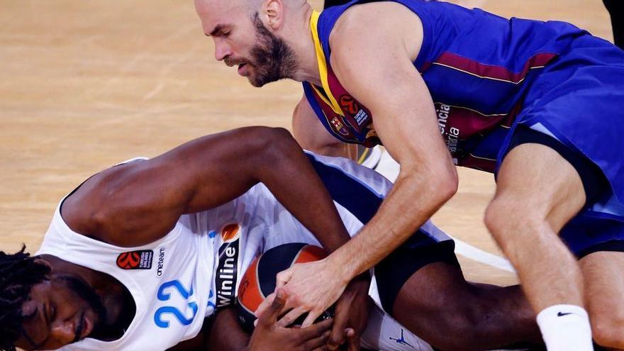 El ala-pívot estadounidense del Zenit Alex Poythress (i) lucha con Nick Calathes (d), del Barça.