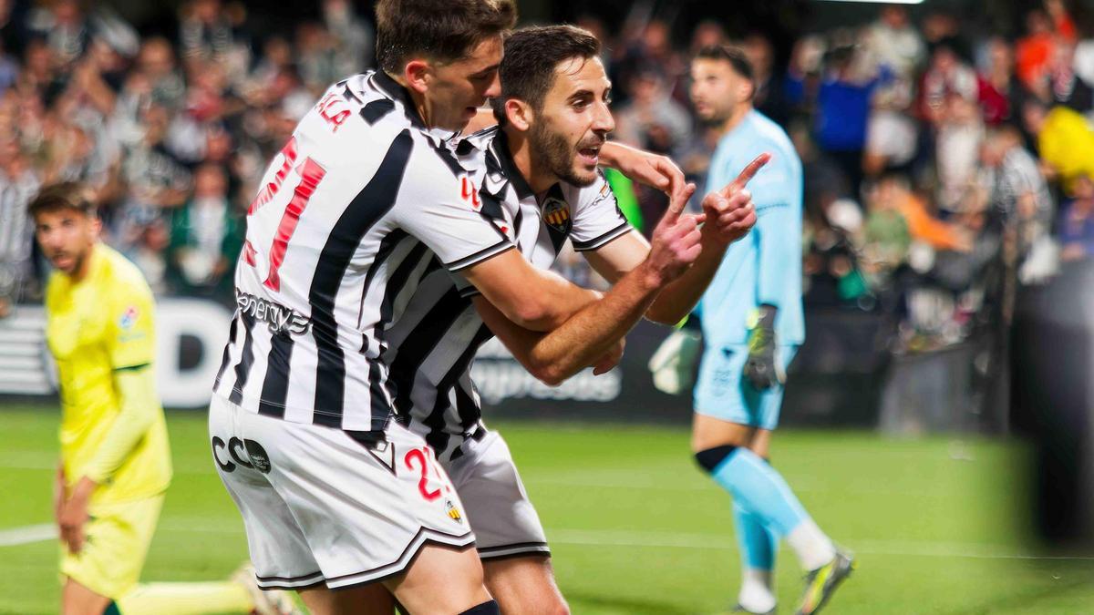 Moyita celebra, abrazado por Álex Calatrava, su primer gol en Segunda División.
