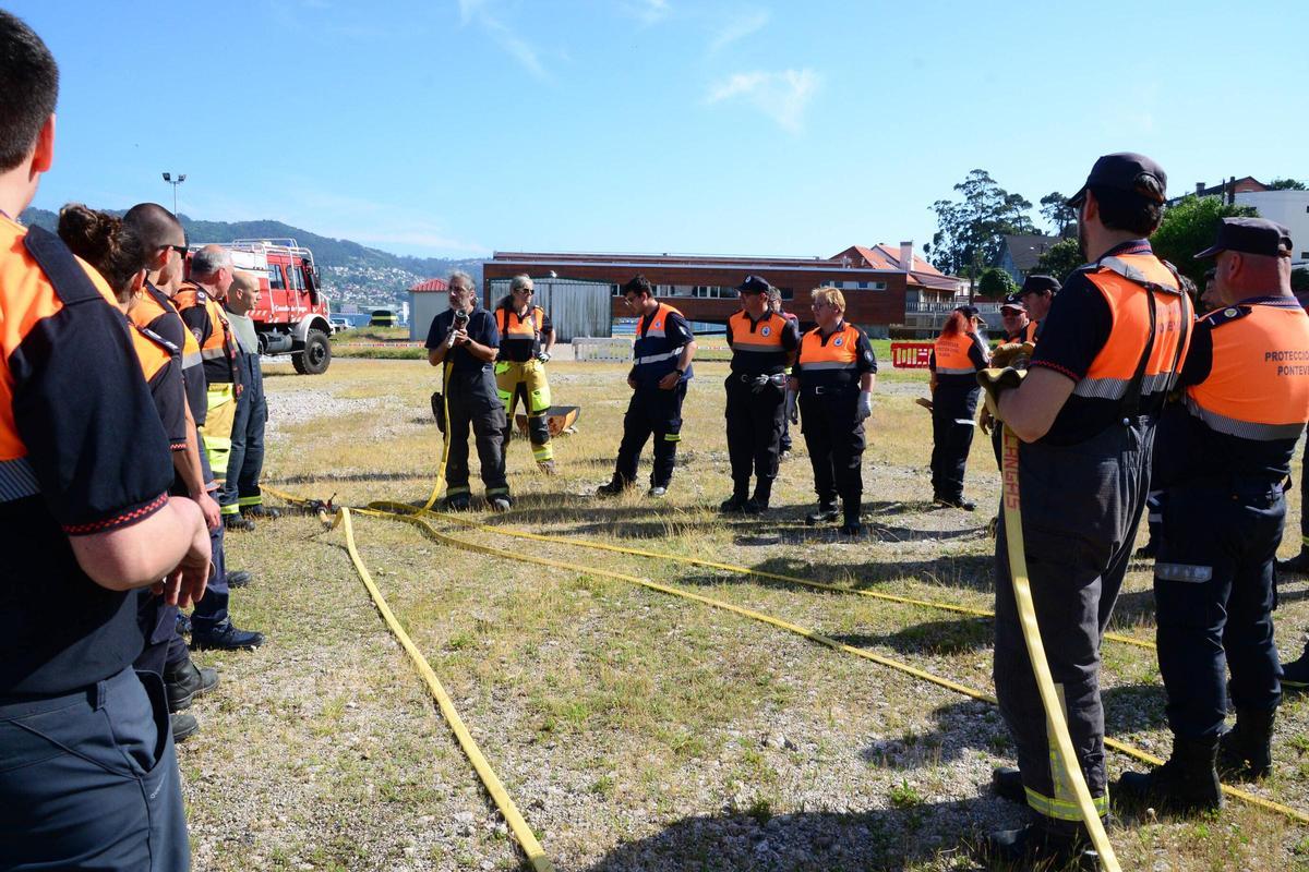 Voluntarios de Protección Civil de toda Galicia se forman contra el fuego en Domaio Voluntarios de Protección Civil de toda Galicia se forman contra el fuego en Domaio