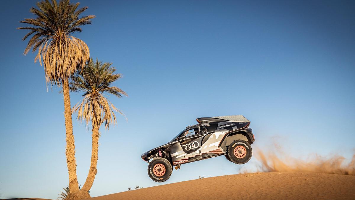 Carlos Sainz probando en Marruecos el Audi con el que competirá en el Rally Dakar 2022.