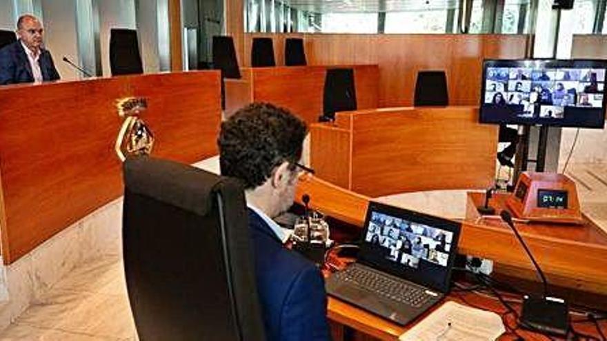 El presidente, Vicent Marí, y el secretario, solos; los consellers intervienen por videoconferencia