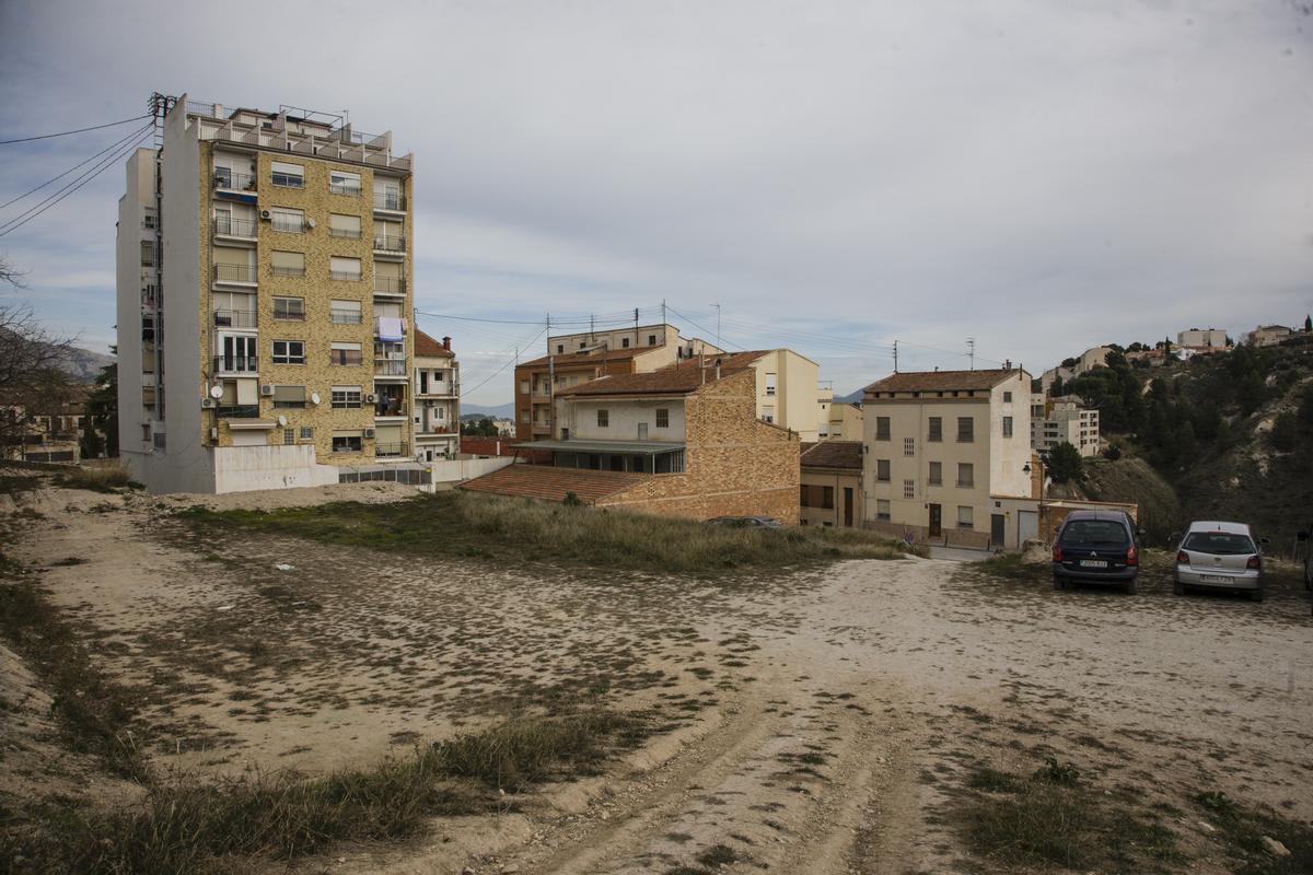 Otra vista de los terrenos y de los edificios cercanos.