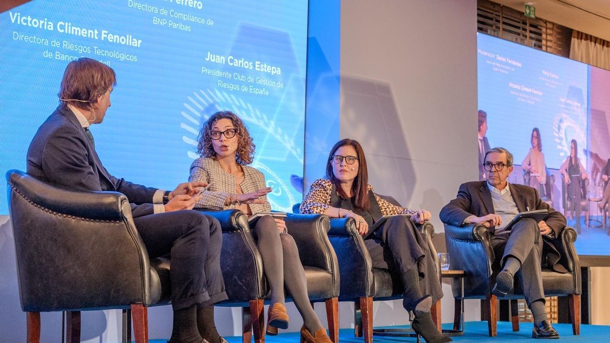 Daniel Fernández (Grant Thornton) modera una mesa en la que participan Victoria Climent (Banco Sabadell), María Ferrero (BNP Paribas) y Juan Carlos Estepa (Club de Gestión de Riesgos de España).