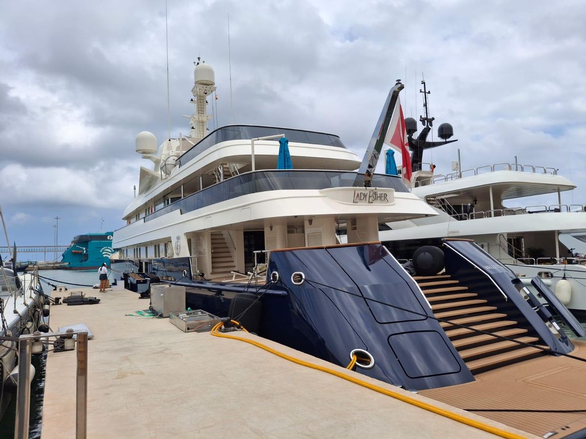 El yate 'Lady Esther' atracado en el puerto de Dénia.