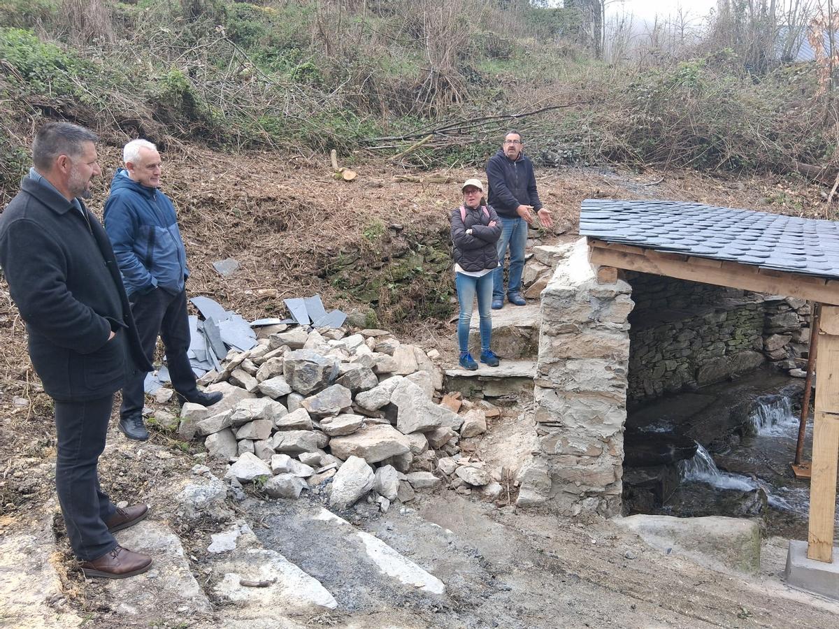 La izquierda los dos ediles durante la visita a la fuente.