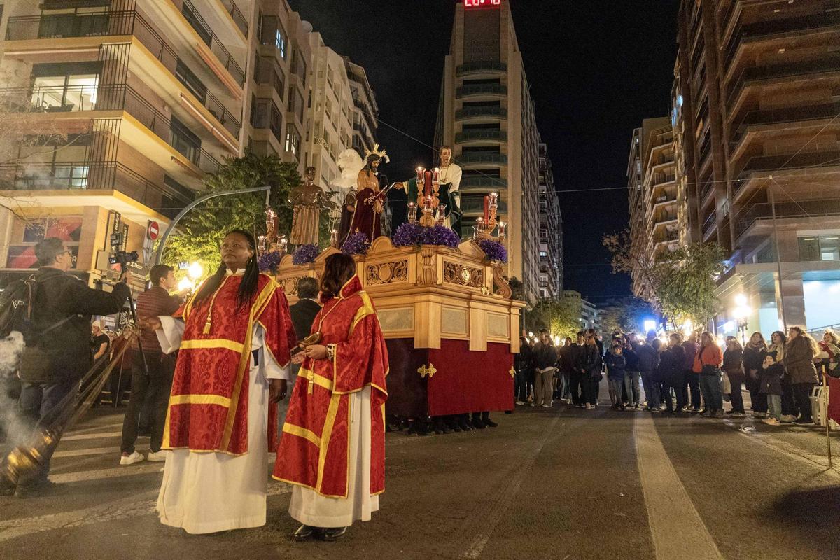 El frío no desluce las procesiones del Martes Santo en Alicante