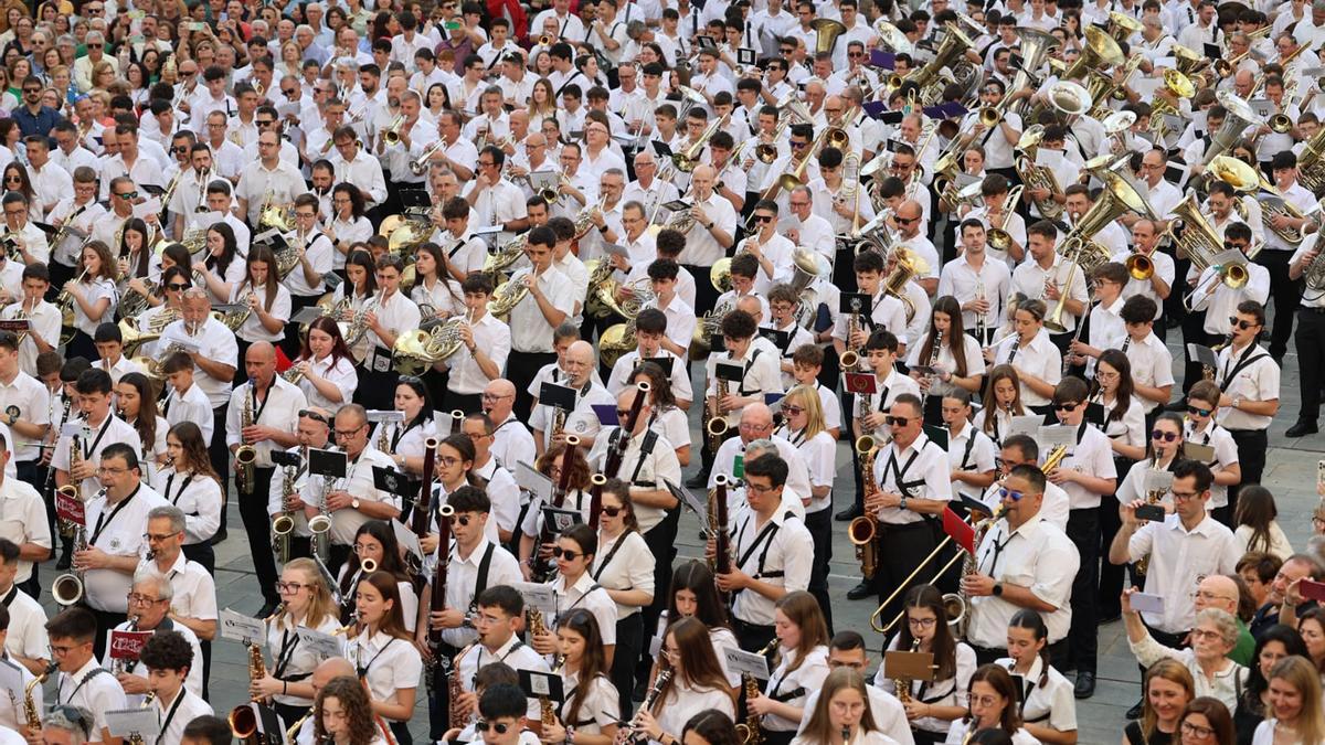 Un miler de músics de bandes de la Ribera interpreten el pasdoble 'Amparito Roca'