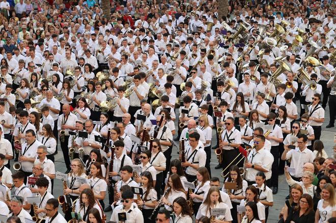 Un millar de músicos de bandas de la Ribera interpretan el pasodoble "Amparito Roca"