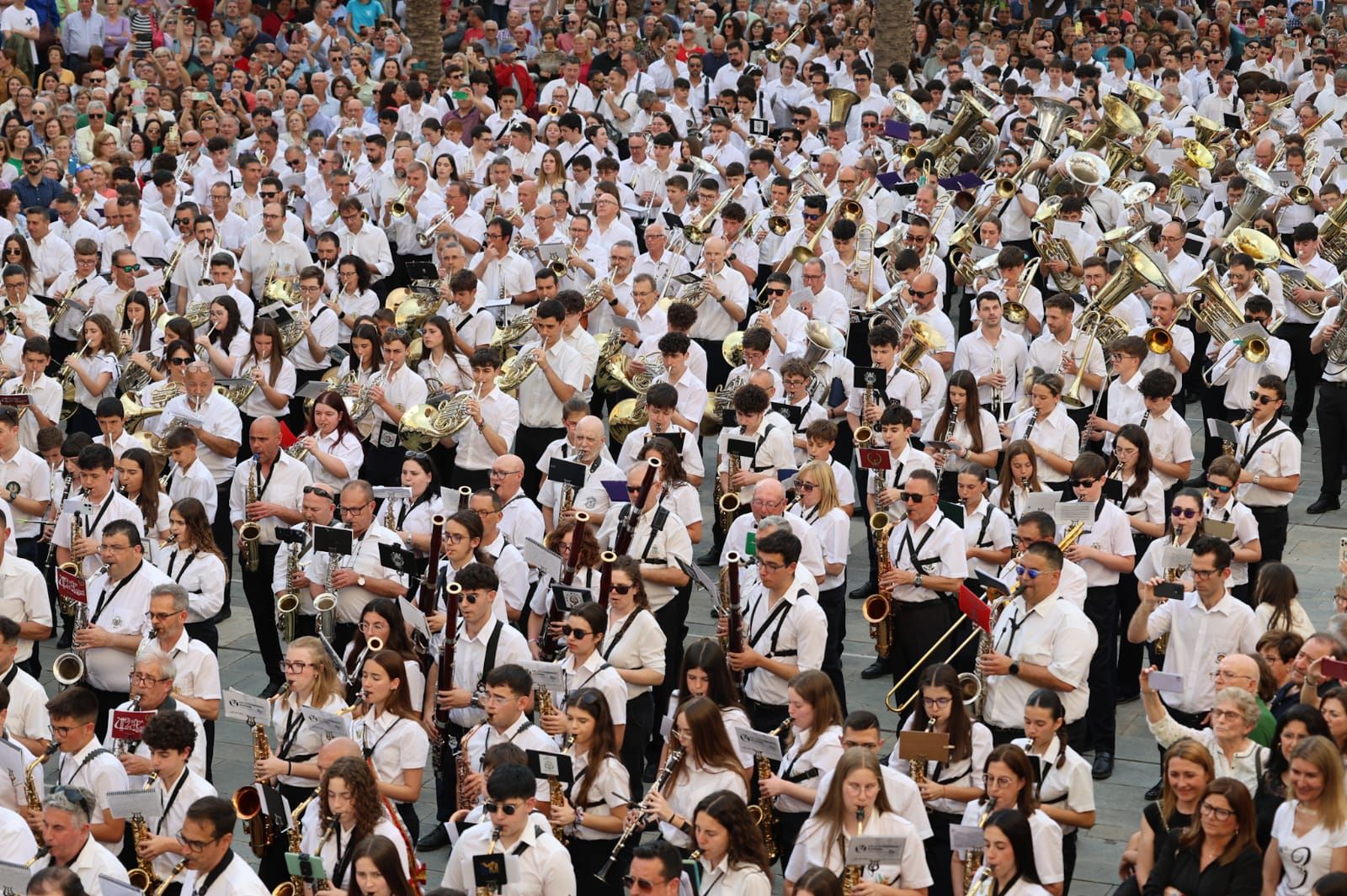 Un millar de músicos de bandas de la Ribera interpretan el pasodoble &quot;Amparito Roca&quot;