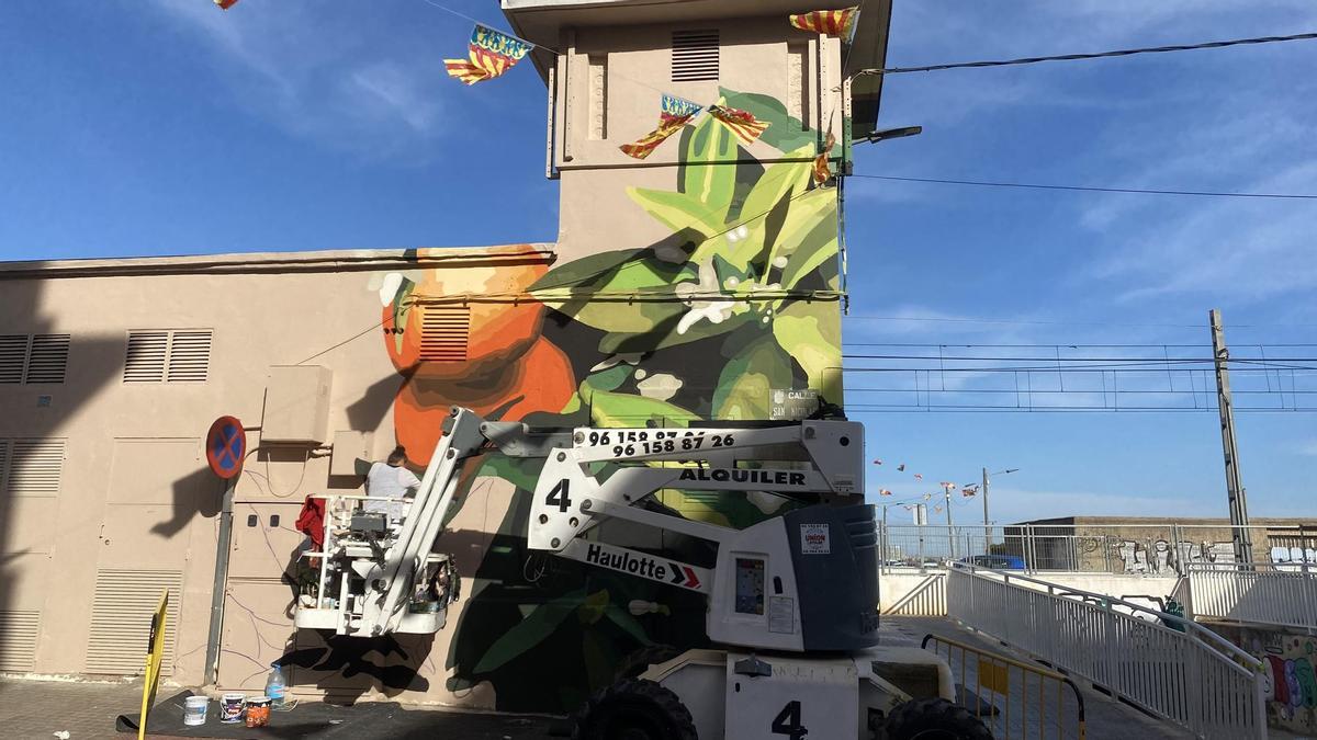 La artista pinta el mural en Torrent.