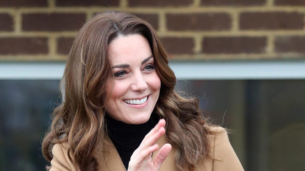 Kate Middleton con abrigo de las rebajas de Massimo Dutti y falda de las rebajas de Zara