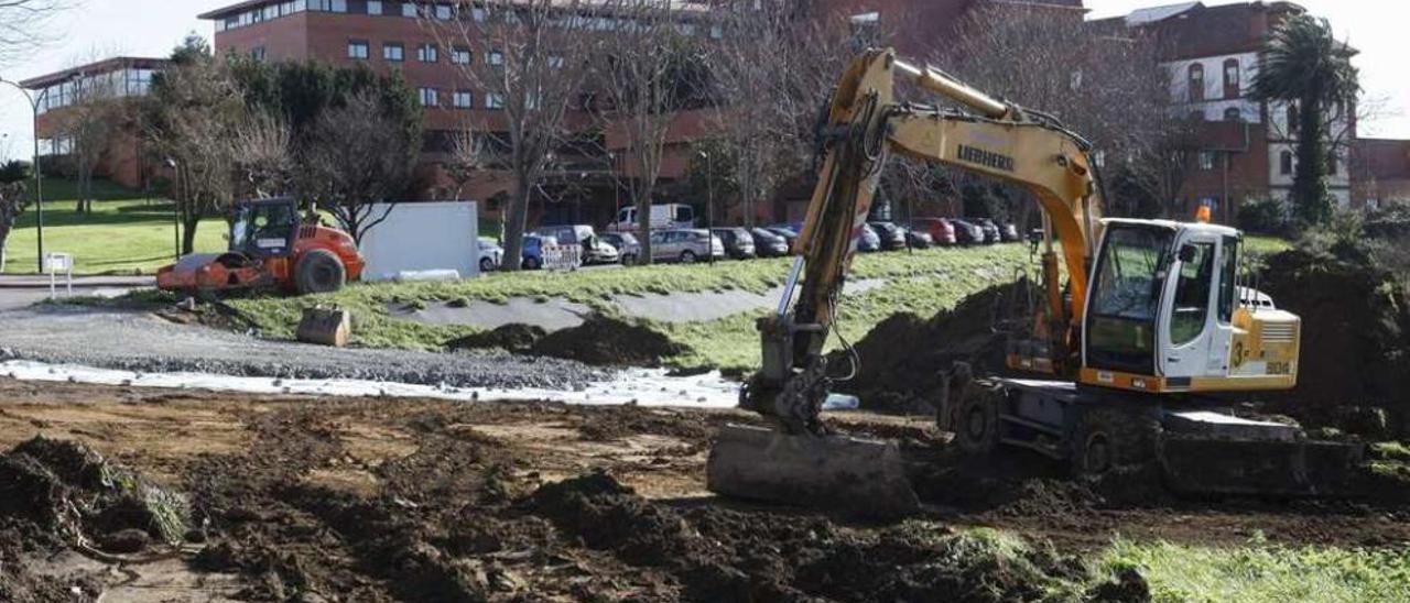 Aspecto de las obras iniciadas ayer, con el movimiento de tierras, en Jove.