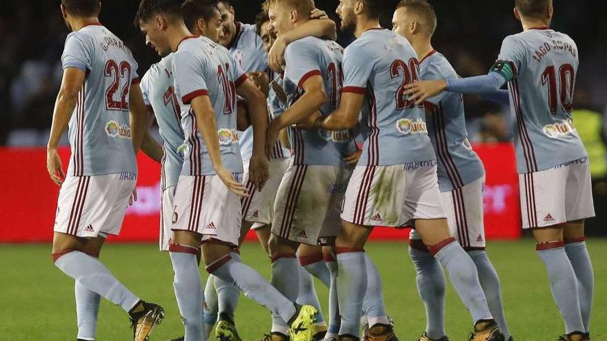 Los jugadores celestes felicitan a Daniel Wass después de que el danés anotase el tercer gol al Girona en Balaídos en el último partido de Liga disputado por el Celta. // Ricardo Grobas