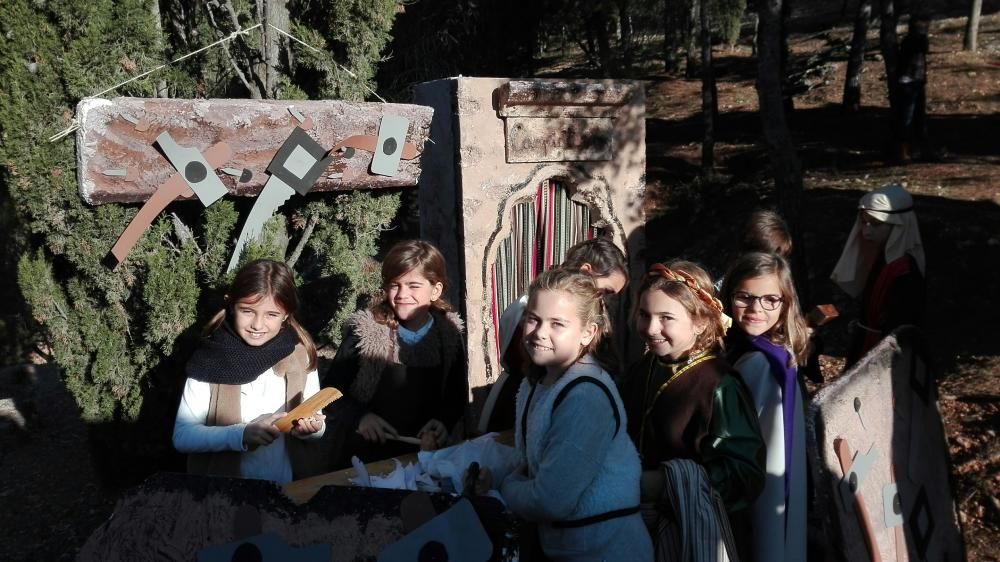 Más de 700 alumnos de Infantil y Primaria del colegio Sagrado Corazón escenificaron en las instalaciones del colegio treinta escenas diferentes.