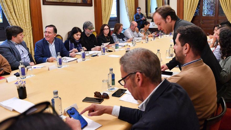 El edil de Vivienda, Francisco Díaz Gallego, toma asiento en la reunión de este viernes. | Carlos Pardellas