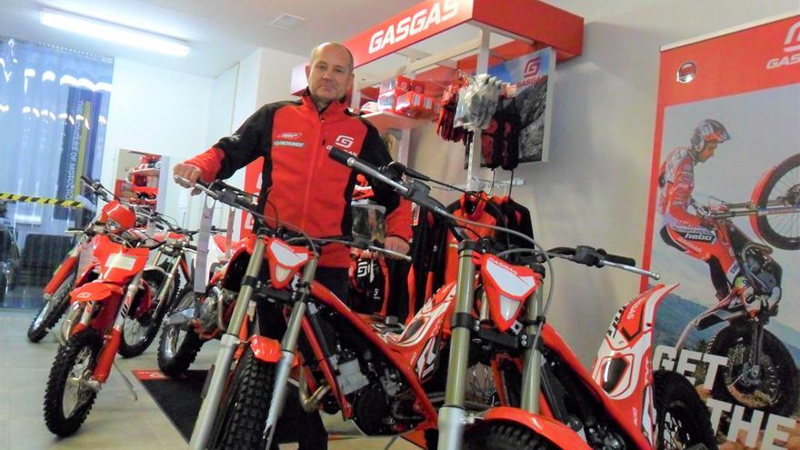 Julián Cañizares, junto a una de las motos de trial en la exposición de Motomecánica de la calle Filipinas.