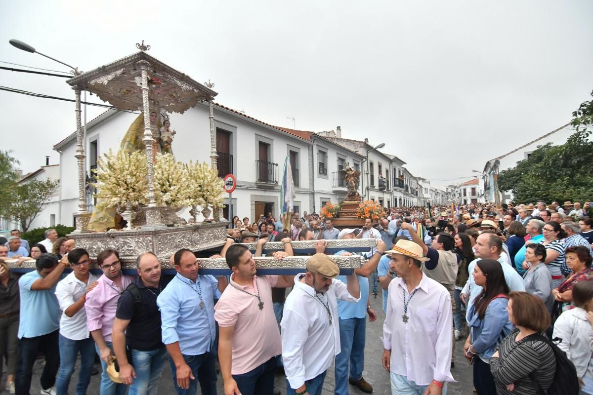 Los jarotes acompañan a la Virgen de Luna a su ermita