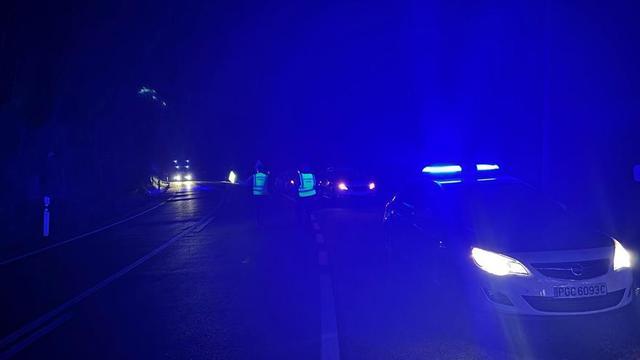 La Guardia Civil regula el tráfico cerca de la zona donde se ha precipatado el helicóptero en La Rioja.