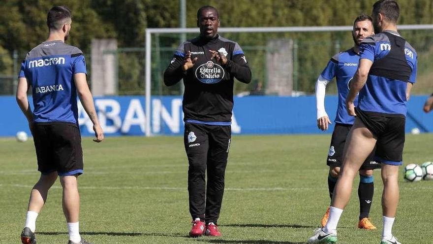 Seedorf da instrucciones a los jugadores en la ciudad deportiva de Abegondo.