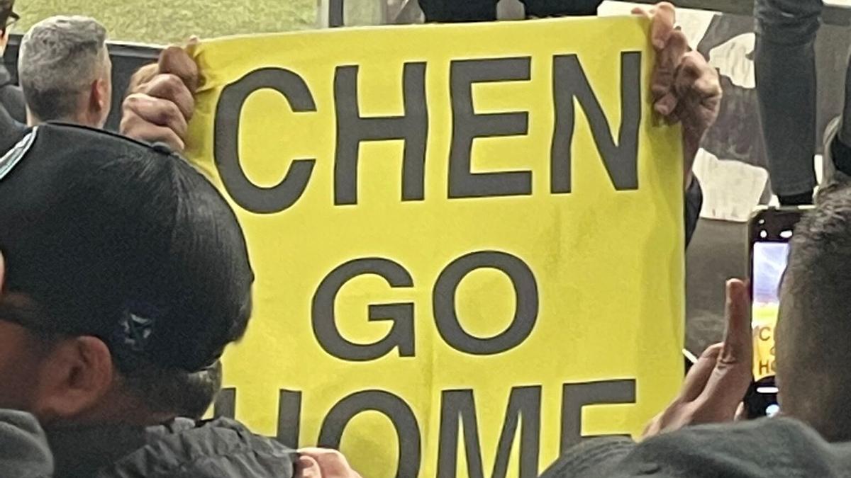 Banderas amarillas con el lema &quot;Chen go home&quot; en el estadio del Espanyol