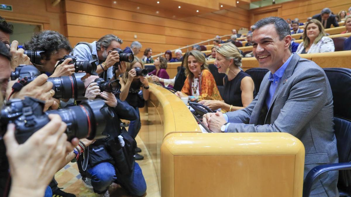 El presidente del Gobierno, Pedro Sánchez, escucha la intervención del líder del PP, Alberto Núñez Feijóo durante el pleno del Senado.