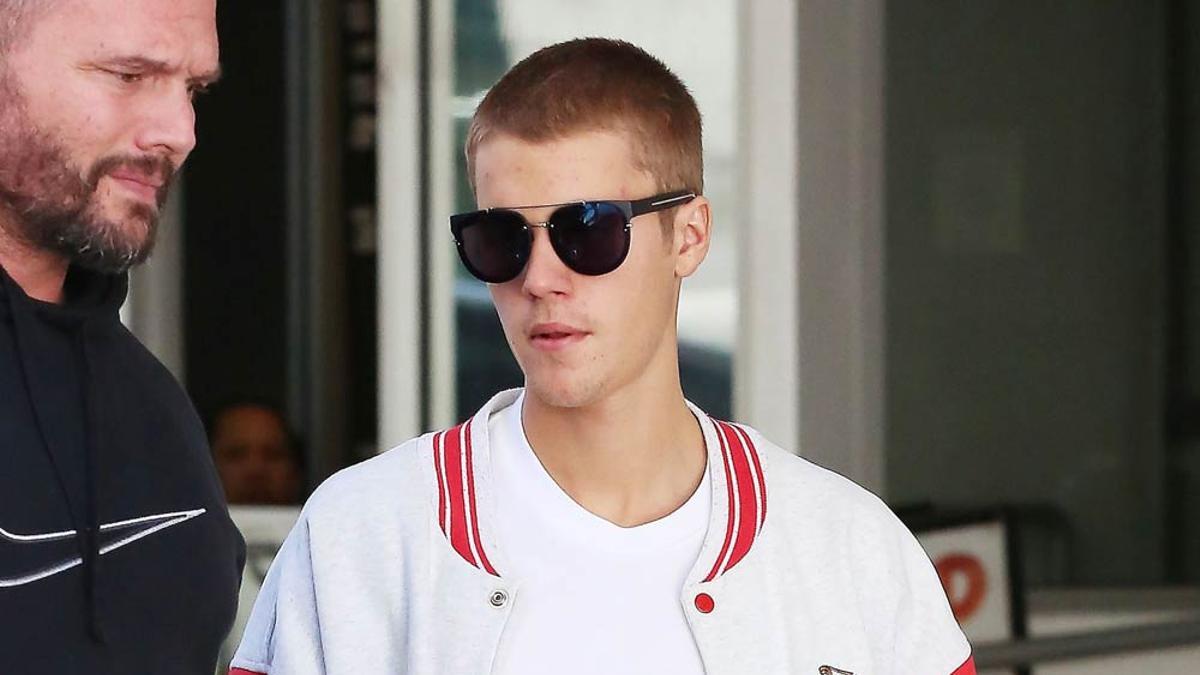 Justin Bieber con corte de pelo, gafas y chándal