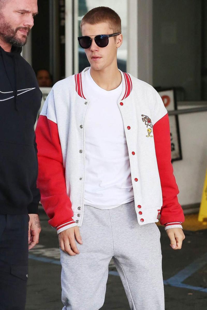 Justin Bieber con corte de pelo, gafas y chándal