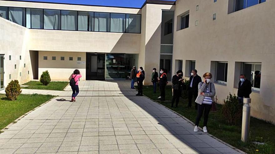 Varios voluntarios de Protección Civil colaboraron ayer en el proceso de vacunación del hospital comarcal. | E. P.