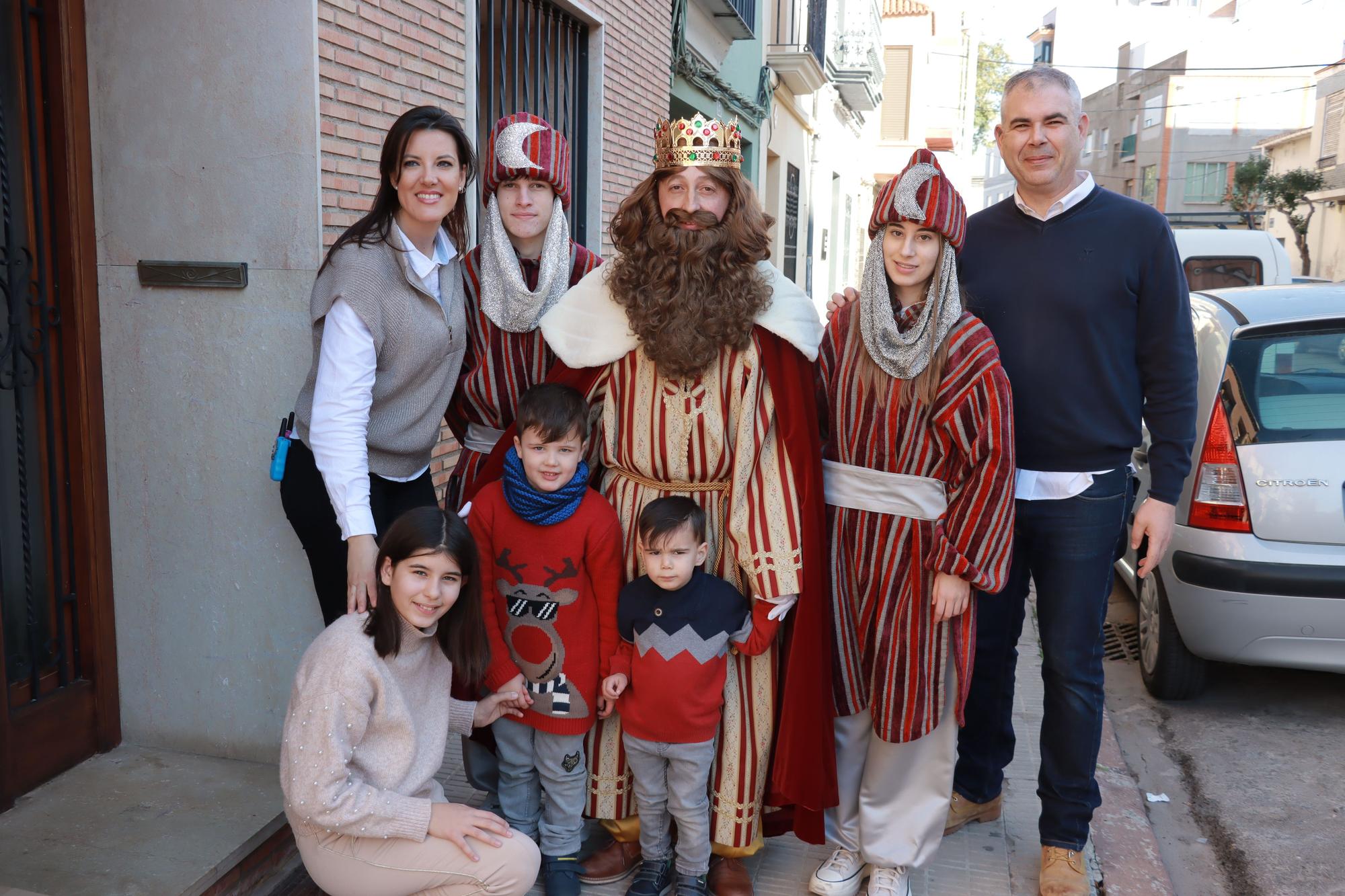 Los Reyes Mayos premian a los vecinos de Vila-real con cientos de regalos en este 2023