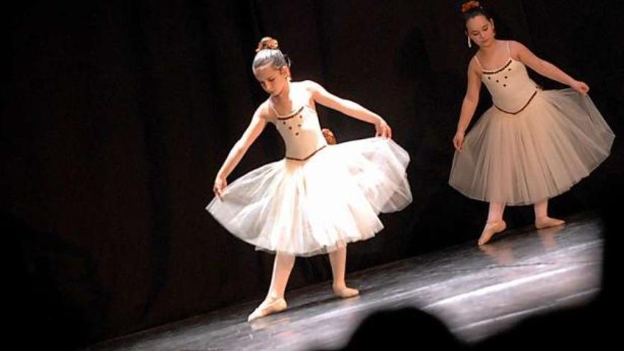 Una de las actuaciones del Concurso Nacional de Danza Anaprode 2012 en el auditorio de Mieres.