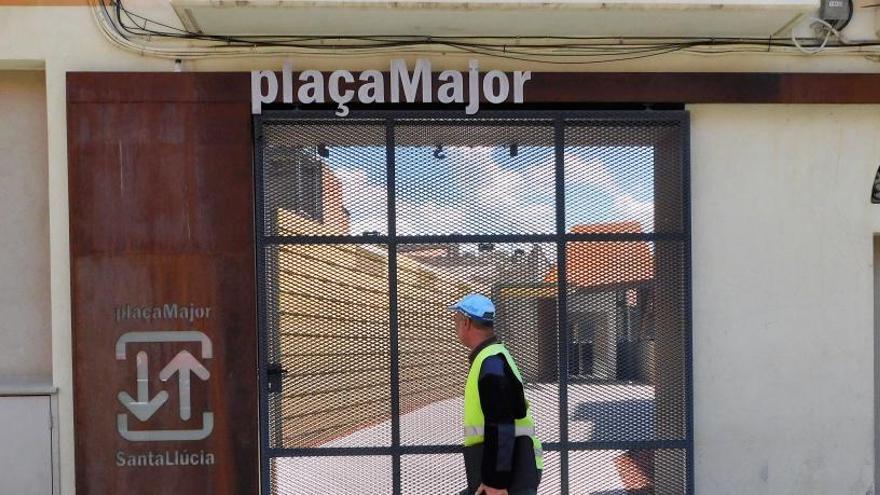 L&#039;ascensor amb la porta de reixa tancada, aquest migdia de dilluns